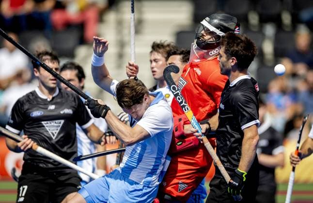 AMSTELVEEN - Maico Casella of Argentina in a duel with Dominic Dixon of New Zealand (R) during the group stage match at the Hockey World Cup between New Zealand and Argentina at the Wagener Stadium. KOEN VAN WEEL ANP xVIxANPxSportx xxANPxIVx 565867694 originalFilename: 565867694.jpg