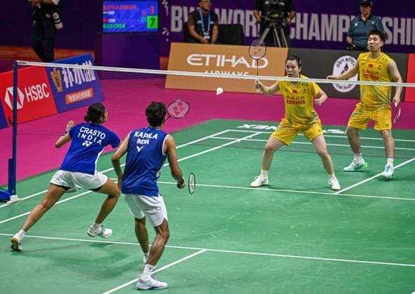 NEW DELHI, INDIA - AUGUST 20: Chinese mixed doubles pair Guo Xin Wa and Chen Fang Hui compete against Indian duo of Dhruv Kapila and Tanisha Crasto during their mixed doubles pre-quarterfinal match on day four of the BWF World Championships 2026 at the Indira Gandhi Indoor Stadium on August 20, 2026, in New Delhi, India. (Photo by Sanchit Khanna Hindustan Times) BWF World Championships 2026
