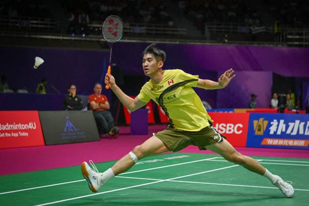NEW DELHI, INDIA - AUGUST 20: Canada™s Victor Lai competes against Singapore™s Loh Kean Yew during their men™s singles pre-quarterfinal match at the BWF World Championships 2026 at the Indira Gandhi Indoor Stadium on August 20, 2026, in New Delhi, India. (Photo by Sanchit Khanna Hindustan Times) BWF World Championships 2026