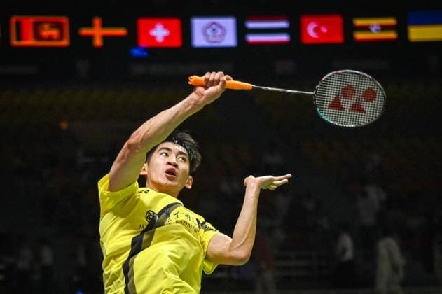NEW DELHI, INDIA - AUGUST 20: Canada™s Victor Lai competes against Singapore™s Loh Kean Yew during their men™s singles pre-quarterfinal match at the BWF World Championships 2026 at the Indira Gandhi Indoor Stadium on August 20, 2026, in New Delhi, India. (Photo by Sanchit Khanna Hindustan Times) BWF World Championships 2026