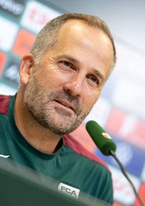 Manuel Baum (Trainer FC Augsburg), Pressekonferenz vor dem Pokal-Spiel gegen Energie Cottbus; *** Manuel Baum, FC Augsburg Coach, Press Conference Ahead of the Cup Match Against Energie Cottbus