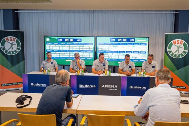 20.08.2026, xovx, Handball Opel Handball Bundesliga, HSG Wetzlar - Pressekonferenz zum Saisonauftakt 2026 2027 v.l. Co-Trainer Chen Pomeranze (HSG Wetzlar), Trainer Runar Sigtryggsson (HSG Wetzlar), Pressesprecher Arne Wohlfahrt (HSG Wetzlar), Sportdirektor Michael Allendorf (HSG Wetzlar), Geschäftsführer Björn Seipp (HSG Wetzlar) Wetzlar Buderus-Arena Hessen Deutschland (DE) *** August 20, 2026, xovx, Opel Handball Bundesliga, HSG Wetzlar Press Conference for the Start of the 2026–2027 Season: Assistant Coach Chen Pomeranze (HSG Wetzlar), Head Coach Runar Sigtryggsson (HSG Wetzlar), Press Officer Arne Wohlfahrt (HSG Wetzlar), Sports Director Michael Allendorf (HSG Wetzlar), Managing Director Björn Seipp (HSG Wetzlar), Wetzlar Buderus Arena, Hesse, Germany, DE