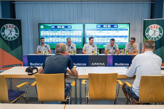 20.08.2026, xovx, Handball Opel Handball Bundesliga, HSG Wetzlar - Pressekonferenz zum Saisonauftakt 2026 2027 v.l. Co-Trainer Chen Pomeranze (HSG Wetzlar), Trainer Runar Sigtryggsson (HSG Wetzlar), Pressesprecher Arne Wohlfahrt (HSG Wetzlar), Sportdirektor Michael Allendorf (HSG Wetzlar), Geschäftsführer Björn Seipp (HSG Wetzlar) Wetzlar Buderus-Arena Hessen Deutschland (DE) *** August 20, 2026, xovx, Opel Handball Bundesliga, HSG Wetzlar Press Conference for the Start of the 2026–2027 Season: Assistant Coach Chen Pomeranze (HSG Wetzlar), Head Coach Runar Sigtryggsson (HSG Wetzlar), Press Officer Arne Wohlfahrt (HSG Wetzlar), Sports Director Michael Allendorf (HSG Wetzlar), Managing Director Björn Seipp (HSG Wetzlar), Wetzlar Buderus Arena, Hesse, Germany, DE