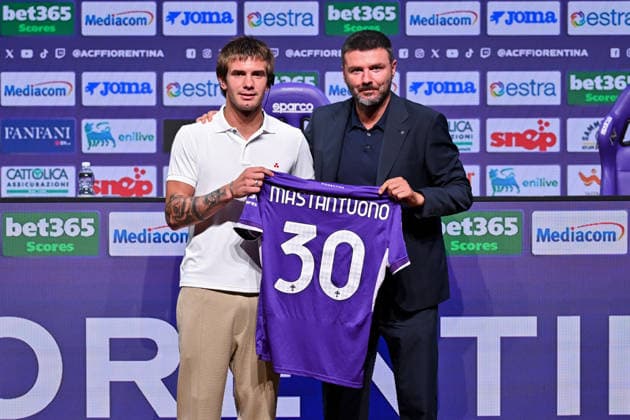 Foto IPP Lisa Guglielmi Firenze 19-08-2026 Calcio Fiorentina 2026 2027 presentazione del nuovo calciatore Franco Mastantuono nella foto Franco Mastantuono (Fiorentina) con Roberto Goretti (direttore sportivo Fiorentina) italy photo press world copyright italy ITALY  Copyright: xR4924_italyphotopressx