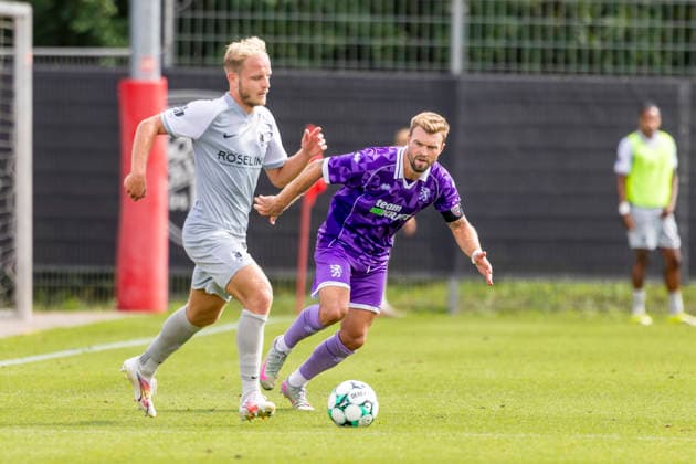 Ingolstadt, Deutschland 20. August 2026: Testspiel - 2026 2027 - FC Ingolstadt 04 gegen BSG Chemie Leipzig Im Bild: v. li. im Zweikampf David Pfeil (BSG Chemie) und Yannick Deichmann (FCI) Audi Sportpark Bayern *** Ingolstadt, Germany, August 20, 2026; Friendly Match 2026–2027: FC Ingolstadt 04 vs. BSG Chemie Leipzig. Pictured, from left, in a tackle: David Pfeil (BSG Chemie) and Yannick Deichmann (FCI); Audi Sportpark Bayern Copyright: xFotostandx xSchäferx