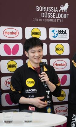(260820) -- DUSSELDORF, Aug. 20, 2026 -- Fan Zhendong answers a question during a press conference, PK, Pressekonferenz after the welcoming ceremony in Dusseldorf, Germany, Aug. 20, 2026. Chinese Table tennis, Tischtennis star Fan Zhendong was officially unveiled by his new club Borussia Dusseldorf at a press conference here on Thursday, as the Olympic champion prepares for his second season in the German Table Tennis Bundesliga and another campaign in European competition. ) (SP)GERMANY-DUSSELDORF-TABLE TENNIS-FAN ZHENDONG-CEREMONY ZhangxHaofu 