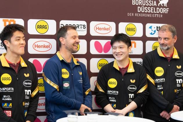 (260820) -- DUSSELDORF, Aug. 20, 2026 -- German Table tennis, Tischtennis player Qiu Dang (1st L), German table tennis star Timo Boll (2nd L), Chinese table tennis star Fan Zhendong (3rd L) and head coach Danny Heister attend a press conference, PK, Pressekonferenz after a welcoming ceremony in Dusseldorf, Germany, Aug. 20, 2026. Fan Zhendong was officially unveiled by his new club Borussia Dusseldorf at a press conference here on Thursday, as the Olympic champion prepares for his second season in the German Table Tennis Bundesliga and another campaign in European competition. ) (SP)GERMANY-DUSSELDORF-TABLE TENNIS-FAN ZHENDONG-CEREMONY ZhangxHaofu 