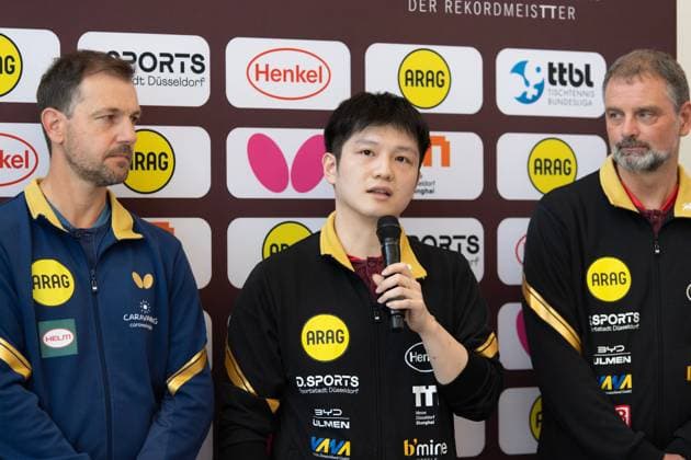 (260820) -- DUSSELDORF, Aug. 20, 2026 -- German Table tennis, Tischtennis star Timo Boll (L), Chinese table tennis star Fan Zhendong (C) and head coach Danny Heister attend a press conference, PK, Pressekonferenz after a welcoming ceremony in Dusseldorf, Germany, Aug. 20, 2026. Fan Zhendong was officially unveiled by his new club Borussia Dusseldorf at a press conference here on Thursday, as the Olympic champion prepares for his second season in the German Table Tennis Bundesliga and another campaign in European competition. ) (SP)GERMANY-DUSSELDORF-TABLE TENNIS-FAN ZHENDONG-CEREMONY ZhangxHaofu 