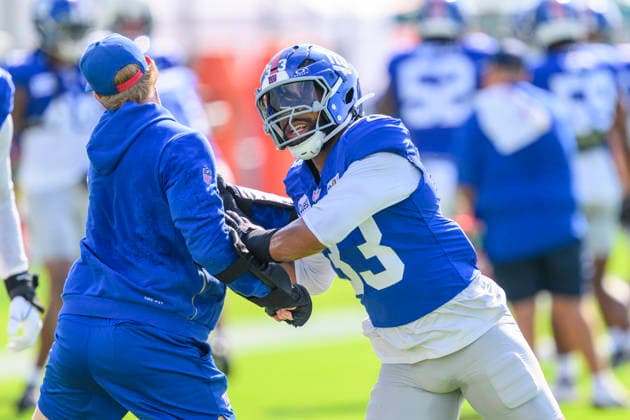 MIAMI GARDENS, FL - AUGUST 20: New York Giants linebacker Caleb Murphy (33) performs a blocking drill during a New York Giants and Miami Dolphins joint practice at the Miami Dolphins Training Camp on August 20 2026, at the Baptist Health Training Complex in Miami Gardens, FL. (Photo by Doug Murray Icon Sportswire) NFL, American Football Herren, USA AUG 20 Giants-Dolphins Joint Practice EDITORIAL USE ONLY Icon796260820007