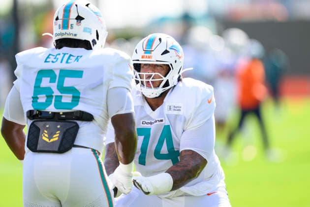 MIAMI GARDENS, FL - AUGUST 20: Miami Dolphins guard James Ester (65) and guard Kadyn Proctor (74) perform a blocking drill during a New York Giants and Miami Dolphins joint practice at the Miami Dolphins Training Camp on August 20 2026, at the Baptist Health Training Complex in Miami Gardens, FL. (Photo by Doug Murray Icon Sportswire) NFL, American Football Herren, USA AUG 20 Giants-Dolphins Joint Practice EDITORIAL USE ONLY Icon796260820033