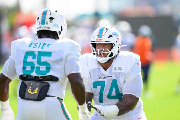 MIAMI GARDENS, FL - AUGUST 20: Miami Dolphins guard James Ester (65) and guard Kadyn Proctor (74) perform a blocking drill during a New York Giants and Miami Dolphins joint practice at the Miami Dolphins Training Camp on August 20 2026, at the Baptist Health Training Complex in Miami Gardens, FL. (Photo by Doug Murray Icon Sportswire) NFL, American Football Herren, USA AUG 20 Giants-Dolphins Joint Practice EDITORIAL USE ONLY Icon796260820034