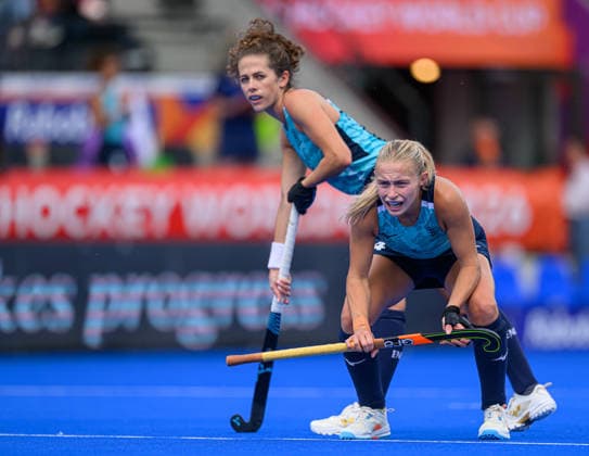 Hockey World Cup Day Six Lily Walker and Anna Toman of England ready themselves before a short corner in the match against India in the 2026 FIH Hockey World Cup at Wagener Stadium, Amstelveen 20 08 2026 UK Newspapers OUT Copyright: xGraemexWilcocksonx FIL-23805-0035