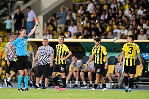 Kairat Almaty v RSC Anderlecht - UEFA Europa League ALMATY, KAZACHSTAN - AUGUST 20 : Shirobokov Alexandr Defender of Kairat Almaty receives a red card from referee Kavanagh Chris (ENG) during the UEFA Europa League 2026 27 play-off round first leg between Kairat Almaty and RSC Anderlecht on August 20, 2026 in Almaty, Kazachstan, 20 08 2026 Almaty Kazachstan  Copyright: xJanxDexMeuleneirx