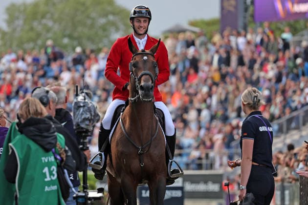 Richard Vogel (GER, Deutschland) mit Pferd United Touch S, aktueller Europameister und Sieger des Rolex Grand Prix von Aachen 2026 (CHIO Aachen) FEI Jumping World Championship, WM, Weltmeisterschaft Second Competition Team Final & Second Individual Qualifier, Mercedes-Benz Prize, Springen, Emotionen, Jubel, Freude, Felicia Wallin, Groom,FEI Jumping World Championship , Turkish Airlines-Prize, Einzel und Teamwertung, Jumping , AACHEN - FEI World Championships 2026, Weltfest des Pferdesports, Reitsport Weltmeisterschaft 2026, Aachen 2026, Welcome Home 2026, Aachener Soers, 11. bis 23. August 2026, Reitsport, 20.08.2026, Aachen Aachener Soers Deutschland *** Richard Vogel (GER), Germany, riding United Touch S, current European Champion and winner of the 2026 Rolex Grand Prix in Aachen; CHIO Aachen FEI Jumping World Championship Second Competition, Team Final, Second Individual Qualifier, Mercedes-Benz Prize, show jumping, emotions, cheers, joy, Felicia Wallin, Groom, FEI Jumping World Championship, Turkish Airlines Prize, Individual and Team Competitions, Jumping, Aachen FEI World Championships 2026, World Festival of Equestrian Sports, 2026 Equestrian World Championships, Aachen 2026, Welcome Home 2026, Aachen Soers, August 11–23, 2026, Equestrian Sports, August 20, 2026, Aachen Soers, Germany