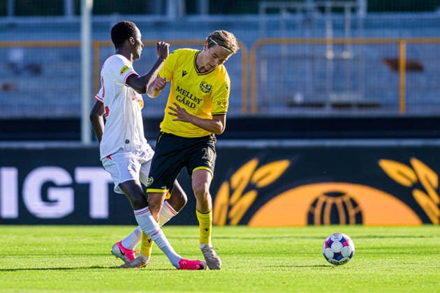260820 Abubakr Barry of FC Red Bull Salzburg and Olle Lindberg of Mjällby during the Europa League qualifying football match between Mjällby and FC Red Bull Salzburg on August 20, 2026 in Hällevik. Photo: Christoffer Borg Mattisson BILDBYRAN COP 261 CB0549 fotboll football soccer fotball uefa europa league europa league mjällby fc red bull salzburg bbeng *** August 20, 2026: Abubakr Barry of FC Red Bull Salzburg and Olle Lindberg of Mjällby during the Europa League qualifying soccer match between Mjällby and FC Red Bull Salzburg on August 20, 2026 in Hällevik Photo by Christoffer Borg Mattisson BILDBYRAN COP 261 CB0549 soccer football fotball UEFA Europa League Europa League Mjällby FC Red Bull Salzburg bbeng  Copyright: CHRISTOFFERxBORGxMATTISSON BB260820CB025