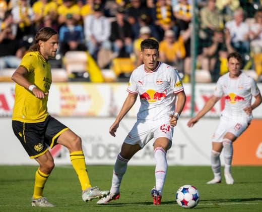 HÄLLEVIK 2026-08-20 Mjallby s Tom Pettersson (left) and FC Red Bull Salzburg s Damir Redzic in action during the UEFA Europa League play-off 1st leg soccer match between Mjallby AIF and FC Salzburg at Strandvallen in Hallevik, Sweden, on Aug. 20, 2026. HÄLLEVIK SWEDEN x50090x *** HÄLLEVIK, August 20, 2026: Mjällby’s Tom Pettersson (left) and FC Red Bull Salzburg’s Damir Redzic in action during the first leg of the UEFA Europa League playoff soccer match between Mjällby AIF and FC Salzburg at Strandvallen in Hällevik, Sweden, on Aug. 20, 2026 HÄLLEVIK SWEDEN x50090x  Copyright: xJohanxNilssonx xTTx SWEDEN SOCCER EUROPA LEAGUE MJALLBY-SALZBURG