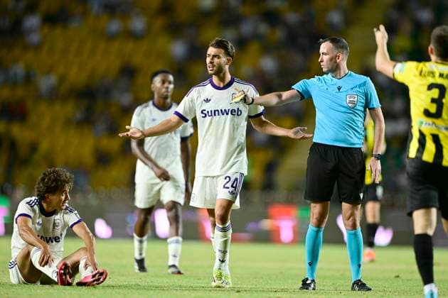 Kairat Almaty v RSC Anderlecht - UEFA Europa League ALMATY, KAZACHSTAN - AUGUST 20 : Llansana Enric midfielder of RSC Anderlecht and referee Kavanagh Chris (ENG) during the UEFA Europa League 2026 27 play-off round first leg between Kairat Almaty and RSC Anderlecht on August 20, 2026 in Almaty, Kazachstan, 20 08 2026 Almaty Kazachstan  Copyright: xJanxDexMeuleneirx