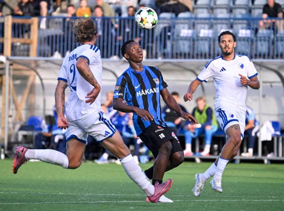 LKS 20260820 Alie Conteh of Turku (C) vies for the ball with Felix Beijmo (L) and Gabriel Pereira of Copenhagen during the football UEFA Conference League match FC Inter of Turku vs. FC Kobenhavn of Copenhagen in Turku, Finland on Thursday, 20th August, 2026. - MARKKU ULANDER Turku Finland GQtfjfDLbHA  Copyright: xMarkkuxUlanderx GQtfjfDLbHA