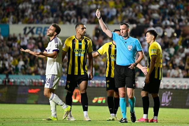 Kairat Almaty v RSC Anderlecht - UEFA Europa League ALMATY, KAZACHSTAN - AUGUST 20 : Llansana Enric midfielder of RSC Anderlecht receives a yellow card from referee Kavanagh Chris (ENG) during the UEFA Europa League 2026 27 play-off round first leg between Kairat Almaty and RSC Anderlecht on August 20, 2026 in Almaty, Kazachstan, 20 08 2026 Almaty Kazachstan  Copyright: xJanxDexMeuleneirx
