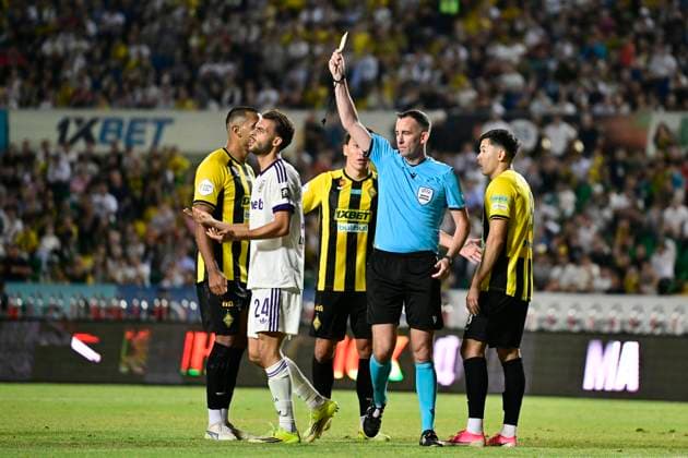 Kairat Almaty v RSC Anderlecht - UEFA Europa League ALMATY, KAZACHSTAN - AUGUST 20 : Llansana Enric midfielder of RSC Anderlecht receives a yellow card from referee Kavanagh Chris (ENG) during the UEFA Europa League 2026 27 play-off round first leg between Kairat Almaty and RSC Anderlecht on August 20, 2026 in Almaty, Kazachstan, 20 08 2026 Almaty Kazachstan  Copyright: xJanxDexMeuleneirx