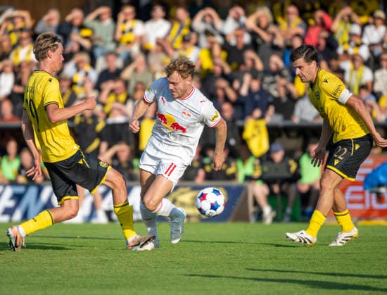 HÄLLEVIK 2026-08-20 Mjällby AIF s Olle Lindberg stops FC Red Bull Salzburg s Yorbe Vertessen during Thursday s play-off for the Europa League between Mjällby AIF and FC Salzburg at Strandvallen in Hällevik. HÄLLEVIK SWEDEN x50090x *** HÄLLEVIK, August 20, 2026: Mjällby AIF s Olle Lindberg stops FC Red Bull Salzburg s Yorbe Vertessen during Thursday s Europa League playoff match between Mjällby AIF and FC Salzburg at Strandvallen in Hällevik, HÄLLEVIK, SWEDEN x50090x  Copyright: xJohanxNilssonx xTTx ELECTRICITY MJÄLLBY-SALZBURG