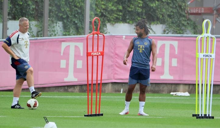 20.08.2026, FC Bayern Training, FCB Campus Muenchen, Fussball, Muenchen, im Bild: Benjamin Sommer (FC Bayern Muenchen) und Serge Gnabry (FC Bayern Muenchen) *** August 20, 2026, FC Bayern Training, FCB Campus Munich, Soccer, Sports, Munich, Pictured: Benjamin Sommer of FC Bayern Munich and Serge Gnabry of FC Bayern Munich