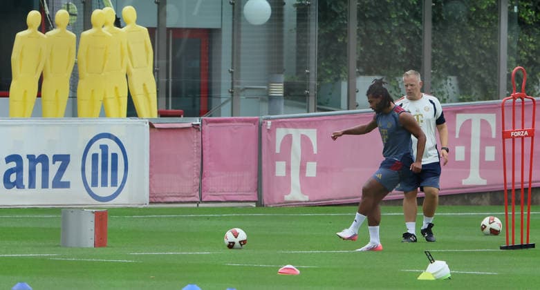 20.08.2026, FC Bayern Training, FCB Campus Muenchen, Fussball, Muenchen, im Bild: Serge Gnabry (FC Bayern Muenchen) und Benjamin Sommer (FC Bayern Muenchen) *** August 20, 2026, FC Bayern Training, FCB Campus Munich, Soccer, Sports, Munich, Pictured: Serge Gnabry (FC Bayern Munich) and Benjamin Sommer (FC Bayern Munich)