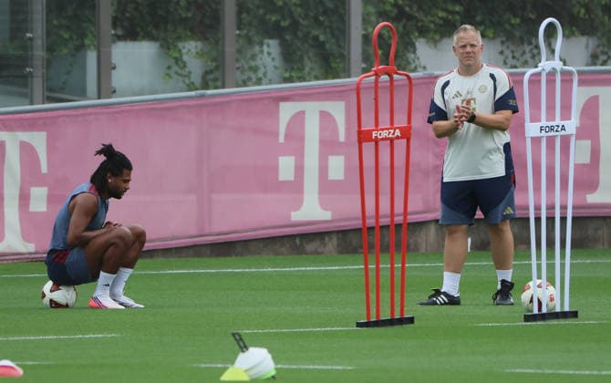 20.08.2026, FC Bayern Training, FCB Campus Muenchen, Fussball, Muenchen, im Bild: Serge Gnabry (FC Bayern Muenchen) und Benjamin Sommer (FC Bayern Muenchen) *** August 20, 2026, FC Bayern Training, FCB Campus Munich, Soccer, Sports, Munich, Pictured: Serge Gnabry of FC Bayern Munich and Benjamin Sommer of FC Bayern Munich