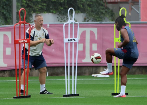 20.08.2026, FC Bayern Training, FCB Campus Muenchen, Fussball, Muenchen, im Bild: Benjamin Sommer (FC Bayern Muenchen) und Serge Gnabry (FC Bayern Muenchen) *** August 20, 2026, FC Bayern Training, FCB Campus Munich, Soccer, Sports, Munich, Pictured: Benjamin Sommer (FC Bayern Munich) and Serge Gnabry (FC Bayern Munich)