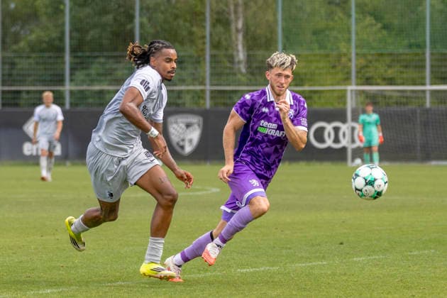 Ingolstadt, Deutschland 20. August 2026: Testspiel - 2026 2027 - FC Ingolstadt 04 gegen BSG Chemie Leipzig Im Bild: v. li. im Zweikampf Bradley Jean-Claude Eyenga Lokilo (BSG Chemie) und Linus Rosenlöcher Rosenloecher (FCI) Audi Sportpark Bayern *** Ingolstadt, Germany, August 20, 2026; Friendly Match 2026–2027: FC Ingolstadt 04 vs. BSG Chemie Leipzig. Pictured, from left, in a tackle: Bradley Jean Claude Eyenga Lokilo of BSG Chemie and Linus Rosenlöcher of FCI at Audi Sportpark Bayern. Copyright: xFotostandx xSchäferx