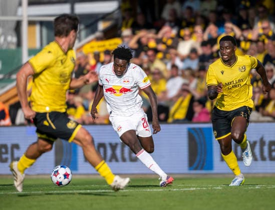 HÄLLEVIK 2026-08-20 FC Red Bull Salzburg s Edmund Baidoo and Mjällby AIF s Tony Miettinen during Thursday s play off for the Europa League between Mjällby AIF and FC Salzburg at Strandvallen in Hällevik. HÄLLEVIK SWEDEN x50090x *** HÄLLEVIK, August 20, 2026 — FC Red Bull Salzburg’s Edmund Baidoo and Mjällby AIF’s Tony Miettinen during Thursday’s Europa League playoff match between Mjällby AIF and FC Salzburg at Strandvallen in Hällevik, HÄLLEVIK, SWEDEN x50090x  Copyright: xJohanxNilssonx xTTx ELECTRICITY MJÄLLBY-SALZBURG