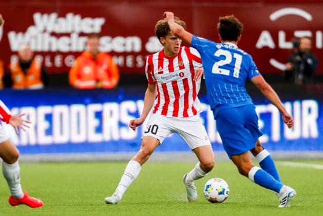 Conference Leauge menn, play-off 2026: Tromso - Brighton Tromso 20260820. Tromsos Isak Vadebu og Brightons Olivier Boscagli under playoff-kampen i Conference League-kvalifiseringen i fotball mellom Tromso og Brighton pa Romssa Arena. Foto: Rune Stoltz Bertinussen NTB Tromso Norge EDITORIAL USE ONLY. RESTRICTED USE FOR BETTING COMPANIES Ref:_SPOBv8NrCZOENA.jpg *** Conference League Men, 2026 Playoffs: Tromsø vs. Brighton, Tromsø, August 20, 2026. Tromsø’s Isak Vadebu and Brighton’s Olivier Boscagli during the playoff match in the Conference League soccer qualifiers between Tromsø and Brighton at Romssa Arena. Photo: Rune Stoltz Bertinussen, NTB Tromso Norway EDITORIAL USE ONLY RESTRICTED USE FOR BETTING COMPANIES  Copyright: xRunexStoltzxBertinussenx xNTBx