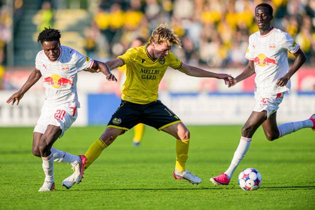 260820 Edmund Baidoo and Abubakr Barry of FC Red Bull Salzburg against Jeppe Kjaer of Mjällby during the Europa League qualifying football match between Mjällby and FC Red Bull Salzburg on August 20, 2026 in Hällevik. Photo: Christoffer Borg Mattisson BILDBYRAN COP 261 CB0549 fotboll football soccer fotball uefa europa league europa league mjällby fc red bull salzburg bbeng *** August 20, 2026: Edmund Baidoo and Abubakr Barry of FC Red Bull Salzburg face off against Jeppe Kjaer of Mjällby during the Europa League qualifying soccer match between Mjällby and FC Red Bull Salzburg on August 20, 2026 in Hällevik. Photo by Christoffer Borg Mattisson, BILDBYRAN COP 261 CB0549 soccer football fotball UEFA Europa League Europa League Mjällby FC Red Bull Salzburg BBENG  Copyright: CHRISTOFFERxBORGxMATTISSON BB260820CB068