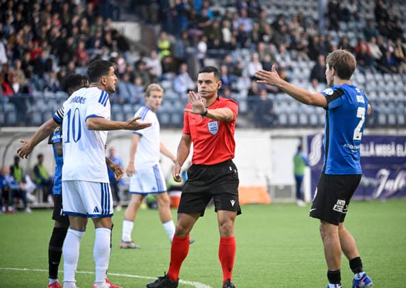LKS 20260820 Georgian referee Goga Kikacheishvili talks to Copenhagen s captain Mohamed Elyounoussi (L, 10) and Turku s Jussi Niska during the football UEFA Conference League match FC Inter of Turku vs. FC Kobenhavn of Copenhagen in Turku, Finland on Thursday, 20th August, 2026. - MARKKU ULANDER Turku Finland 0VJ88NEZhAw  Copyright: xMarkkuxUlanderx 0VJ88NEZhAw