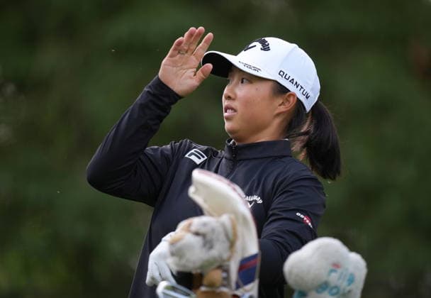 August 20, 2026, Edmonton, Ab, CANADA: Ruoning Yin, of China, swats at mosquitoes as she waits on the sixth tee during the first round at the CPKC Canadian Women s Open LPGA, Golf Damen golf tournament in Edmonton on Thursday, August 20, 2026. Canada News - August 20, 2026  - ZUMAc35_ 20260820_zaf_c35_011 Copyright: xDarrylxDyckx