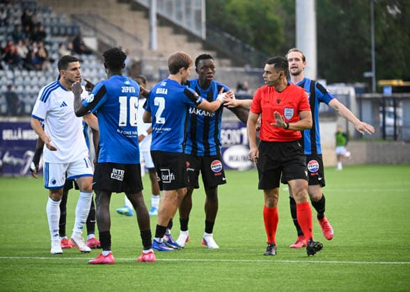 LKS 20260820 Georgian referee Goga Kikacheishvili talks to Turku s Jussi Niska (2), Alie Conteh (10) and captain Juuso Hämäläinen (R, 3) during the football UEFA Conference League match FC Inter of Turku vs. FC Kobenhavn of Copenhagen in Turku, Finland on Thursday, 20th August, 2026. Left arguing are Copenhagen s captain Mohamed Elyounoussi (L) and Turku s Clinton Jephta (16). - MARKKU ULANDER Turku Finland _D90mran4Cg  Copyright: xMarkkuxUlanderx _D90mran4Cg