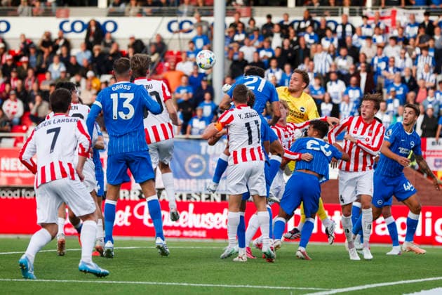 Conference Leauge menn, play-off 2026: Tromso - Brighton Tromso 20260820. Situasjon foran Brightons keeper Bart Verbruggen under playoff-kampen i Conference League-kvalifiseringen i fotball mellom Tromso og Brighton pa Romssa Arena. Foto: Rune Stoltz Bertinussen NTB Tromso Norge EDITORIAL USE ONLY. RESTRICTED USE FOR BETTING COMPANIES Ref:_SPONXXAEVXQDyk.jpg *** Conference League Men, 2026 Playoffs: Tromsø vs. Brighton, Tromsø, August 20, 2026. A scene in front of Brighton goalkeeper Bart Verbruggen during the playoff match in the Conference League soccer qualifiers between Tromsø and Brighton at Romssa Arena. Photo: Rune Stoltz Bertinussen, NTB, Tromsø, Norway. EDITORIGINAL USE ONLY; RESTRICTED USE FOR BETTING COMPANIES  Copyright: xRunexStoltzxBertinussenx xNTBx
