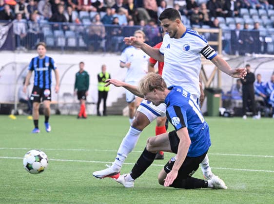 LKS 20260820 Copenhagen s Mohamed Elyounoussi (standing) and Turku s Janne-Pekka Laine during the football UEFA Conference League match FC Inter of Turku vs. FC Kobenhavn of Copenhagen in Turku, Finland on Thursday, 20th August, 2026. - MARKKU ULANDER Turku Finland cNrnESWKcBs  Copyright: xMarkkuxUlanderx cNrnESWKcBs