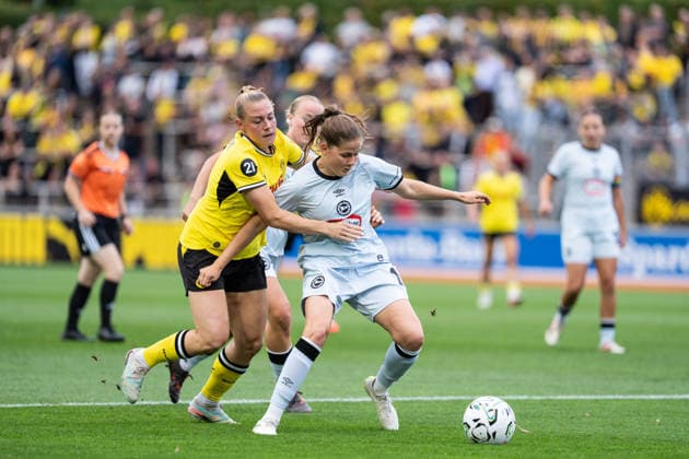 20.08.2026, GER Deutschland, Fussball, Saison 2026 2027, Regionalliga 1. Spieltag Borussia Dortmund Frauen vs Arminia Bielefeld Frauen Zweikampf zwischen Ramona Maier (Borussia Dortmund Frauen, 7) und Lea Bultmann (Arminia Bielefeld, 15) Dortmund Stadion Rote Erde Nordrhein-Westfalen (NRW) Deutschland *** August 20, 2026, GER Germany, Soccer, 2026–2027 Season, Regionalliga 1, Matchday: Borussia Dortmund Women vs. Arminia Bielefeld Women; Tackle between Ramona Maier (Borussia Dortmund Women, No. 7) and Lea Bultmann (Arminia Bielefeld, No. 15) at Dortmund’s Rote Erde Stadium in North Rhine-Westphalia (NRW), Germany Copyright: xnordphotoxGmbHx xChristianxSchulzex