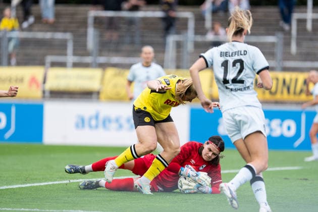 20.08.2026, GER Deutschland, Fussball, Saison 2026 2027, Regionalliga 1. Spieltag Borussia Dortmund Frauen vs Arminia Bielefeld Frauen Zweikampf zwischen Ramona Maier (Borussia Dortmund Frauen, 7) und Kira Kutzinski (Arminia Bielefeld, 22) Dortmund Stadion Rote Erde Nordrhein-Westfalen (NRW) Deutschland *** August 20, 2026, GER Germany, Soccer, 2026–2027 Season, Regionalliga 1, Matchday: Borussia Dortmund Women vs. Arminia Bielefeld Women; a duel between Ramona Maier (Borussia Dortmund Women, No. 7) and Kira Kutzinski (Arminia Bielefeld, No. 22); at Dortmund s Rote Erde Stadium, North Rhine-Westphalia (NRW), Germany Copyright: xnordphotoxGmbHx xChristianxSchulzex