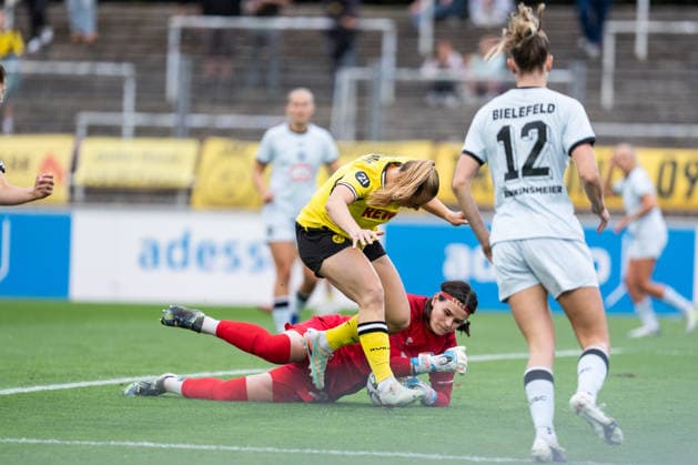 20.08.2026, GER Deutschland, Fussball, Saison 2026 2027, Regionalliga 1. Spieltag Borussia Dortmund Frauen vs Arminia Bielefeld Frauen Zweikampf zwischen Ramona Maier (Borussia Dortmund Frauen, 7) und Kira Kutzinski (Arminia Bielefeld, 22) Dortmund Stadion Rote Erde Nordrhein-Westfalen (NRW) Deutschland *** August 20, 2026, GER Germany, Soccer, 2026–2027 Season, Regionalliga 1, Matchday: Borussia Dortmund Women vs. Arminia Bielefeld Women; a duel between Ramona Maier (Borussia Dortmund Women, No. 7) and Kira Kutzinski (Arminia Bielefeld, No. 22); at Dortmund s Rote Erde Stadium, North Rhine-Westphalia (NRW), Germany Copyright: xnordphotoxGmbHx xChristianxSchulzex