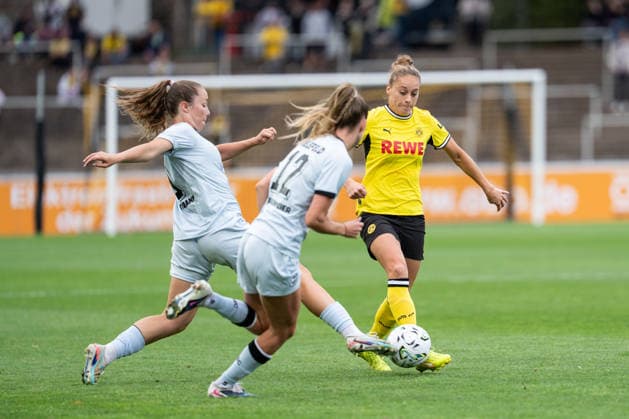 20.08.2026, GER Deutschland, Fussball, Saison 2026 2027, Regionalliga 1. Spieltag Borussia Dortmund Frauen vs Arminia Bielefeld Frauen Jacqueline Meißner (Borussia Dortmund Frauen, 16) Einzelaktion; Ganzkörper Ganzkoerper ; Ball am Fuss; Thandie Reinkensmeier (Arminia Bielefeld, 12) b Dortmund Stadion Rote Erde Nordrhein-Westfalen (NRW) Deutschland *** August 20, 2026, GER Germany, Soccer, 2026–2027 Season, Regionalliga 1, Matchday 1: Borussia Dortmund Women vs. Arminia Bielefeld Women; Jacqueline Meißner (Borussia Dortmund Women), No. 16, individual play, full-body, ball at her feet; Thandie Reinkensmeier (Arminia Bielefeld), No. 12; Dortmund s Rote Erde Stadium, North Rhine-Westphalia (NRW), Germany Copyright: xnordphotoxGmbHx xChristianxSchulzex