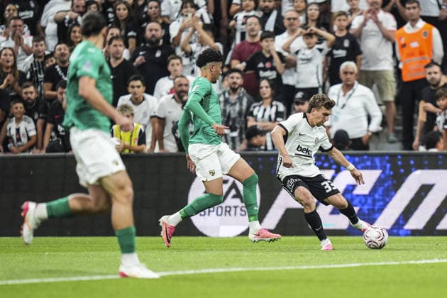 Besiktas v Kauno Zalgiris - UEFA Europa League ISTANBUL, TURKIYE - AUGUST 20: Ridvan Yilmaz (33) of Besiktas in action against Amine Benchaib of Kauno Zalgiris during UEFA Europa League play-off round first-leg match between Besiktas and Kauno Zalgiris at Tupras Stadium in Istanbul, Turkiye on August 20, 2026. Agit Erdi Ulukaya Anadolu Istanbul Turkey. Editorial use only. Please get in touch for any other usage.  Copyright: x2026xAnadoluxAgitxErdixUlukayax