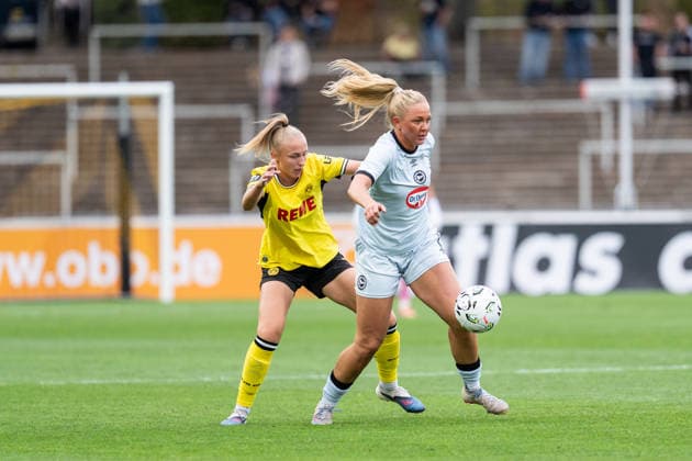 20.08.2026, GER Deutschland, Fussball, Saison 2026 2027, Regionalliga 1. Spieltag Borussia Dortmund Frauen vs Arminia Bielefeld Frauen Zweikampf zwischen Frederike Kempe (Borussia Dortmund Frauen, 21) und Emelie Klingen (Arminia Bielefeld, 7) Dortmund Stadion Rote Erde Nordrhein-Westfalen (NRW) Deutschland *** August 20, 2026, GER Germany, Soccer, 2026–2027 Season, Regionalliga 1, Matchday: Borussia Dortmund Women vs. Arminia Bielefeld Women; a duel between Frederike Kempe of Borussia Dortmund Women, 21, and Emelie Klingen of Arminia Bielefeld, 7; at Dortmund’s Rote Erde Stadium, North Rhine-Westphalia (NRW), Germany Copyright: xnordphotoxGmbHx xChristianxSchulzex