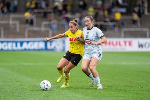 20.08.2026, GER Deutschland, Fussball, Saison 2026 2027, Regionalliga 1. Spieltag Borussia Dortmund Frauen vs Arminia Bielefeld Frauen Zweikampf zwischen Jacqueline Meißner (Borussia Dortmund Frauen, 16) und Sophia Thiemann (Arminia Bielefeld, 9) Dortmund Stadion Rote Erde Nordrhein-Westfalen (NRW) Deutschland *** August 20, 2026, GER Germany, Soccer, 2026–2027 Season, Regionalliga 1, Matchday: Borussia Dortmund Women vs. Arminia Bielefeld Women; a duel between Jacqueline Meißner of Borussia Dortmund Women (16) and Sophia Thiemann of Arminia Bielefeld (9); Dortmund s Rote Erde Stadium, North Rhine-Westphalia (NRW), Germany Copyright: xnordphotoxGmbHx xChristianxSchulzex