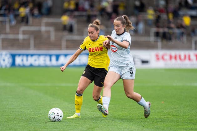 20.08.2026, GER Deutschland, Fussball, Saison 2026 2027, Regionalliga 1. Spieltag Borussia Dortmund Frauen vs Arminia Bielefeld Frauen Zweikampf zwischen Jacqueline Meißner (Borussia Dortmund Frauen, 16) und Sophia Thiemann (Arminia Bielefeld, 9) Dortmund Stadion Rote Erde Nordrhein-Westfalen (NRW) Deutschland *** August 20, 2026, GER Germany, Soccer, 2026–2027 Season, Regionalliga 1, Matchday: Borussia Dortmund Women vs. Arminia Bielefeld Women; a duel between Jacqueline Meißner of Borussia Dortmund Women (16) and Sophia Thiemann of Arminia Bielefeld (9); Dortmund s Rote Erde Stadium, North Rhine-Westphalia (NRW), Germany Copyright: xnordphotoxGmbHx xChristianxSchulzex