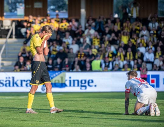 HÄLLEVIK 2026-08-20 Mjällby AIF s Olle Lindberg is depressed after a missed chance during Thursday s play-off for the Europa League between Mjällby AIF and FC Salzburg at Strandvallen in Hällevik. HÄLLEVIK SWEDEN x50090x *** HÄLLEVIK, August 20, 2026: Mjällby AIF s Olle Lindberg is dejected after a missed opportunity during Thursday s Europa League playoff match between Mjällby AIF and FC Salzburg at Strandvallen in Hällevik, HÄLLEVIK, SWEDEN x50090x  Copyright: xJohanxNilssonx xTTx ELECTRICITY MJÄLLBY-SALZBURG