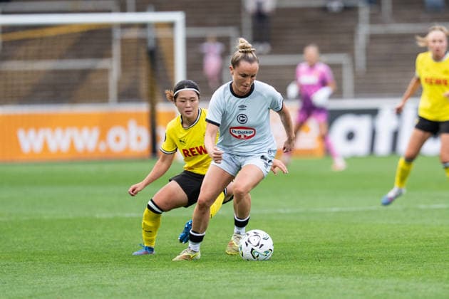 20.08.2026, GER Deutschland, Fussball, Saison 2026 2027, Regionalliga 1. Spieltag Borussia Dortmund Frauen vs Arminia Bielefeld Frauen Zweikampf zwischen Sara Ito (Borussia Dortmund Frauen, 14) und Jocelyn Hampel (Arminia Bielefeld, 27) Dortmund Stadion Rote Erde Nordrhein-Westfalen (NRW) Deutschland *** August 20, 2026, GER Germany, Soccer, 2026–2027 Season, Regionalliga 1, Matchday: Borussia Dortmund Women vs. Arminia Bielefeld Women; A duel between Sara Ito (Borussia Dortmund Women, 14) and Jocelyn Hampel (Arminia Bielefeld, 27); Dortmund Stadium Rote Erde, North Rhine-Westphalia (NRW), Germany Copyright: xnordphotoxGmbHx xChristianxSchulzex