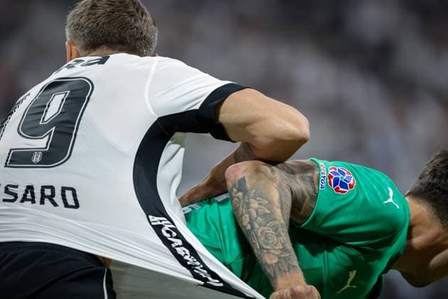 Besiktas JK vs Kauno Zalgiris UEFA Europa League Play-Offs 1st leg Leandro Trossard of Besiktas JK vies for the ball during the UEFA Europa League 2026 27 play-offs first leg match between Besiktas JK and Kauno Zalgiris at Tupras Stadium on August 20, 2026 in Istanbul, Turkey Istanbul Turkey  Copyright: xBurakxBasturkx