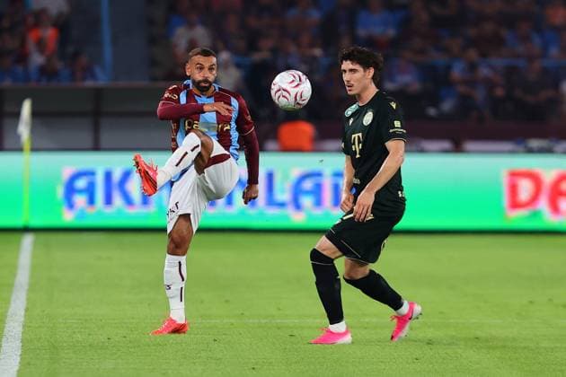 Trabzonspor v Ferencvaros - UEFA Europa League UEFA Avrupa Ligi play-off turu ilk maçinda Trabzonspor ile Macaristan in Ferencvaros takimi, Papara Park ta karsilasti. Bir pozisyonda, Trabzonsporlu futbolcu Muhammed Salah (solda) rakibi ile mücadele etti. Hasan Tascan Anadolu Trabzon Turkey. Editorial use only. Please get in touch for any other usage.  Copyright: x2026xAnadoluxHasanxTascanx